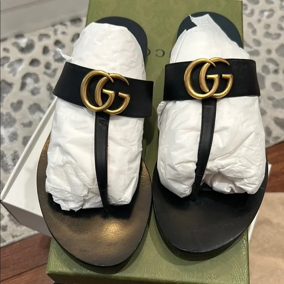 AUTHENTIC Gucci Black Thong Sandals with Gold Accent - Picture 3 of 9